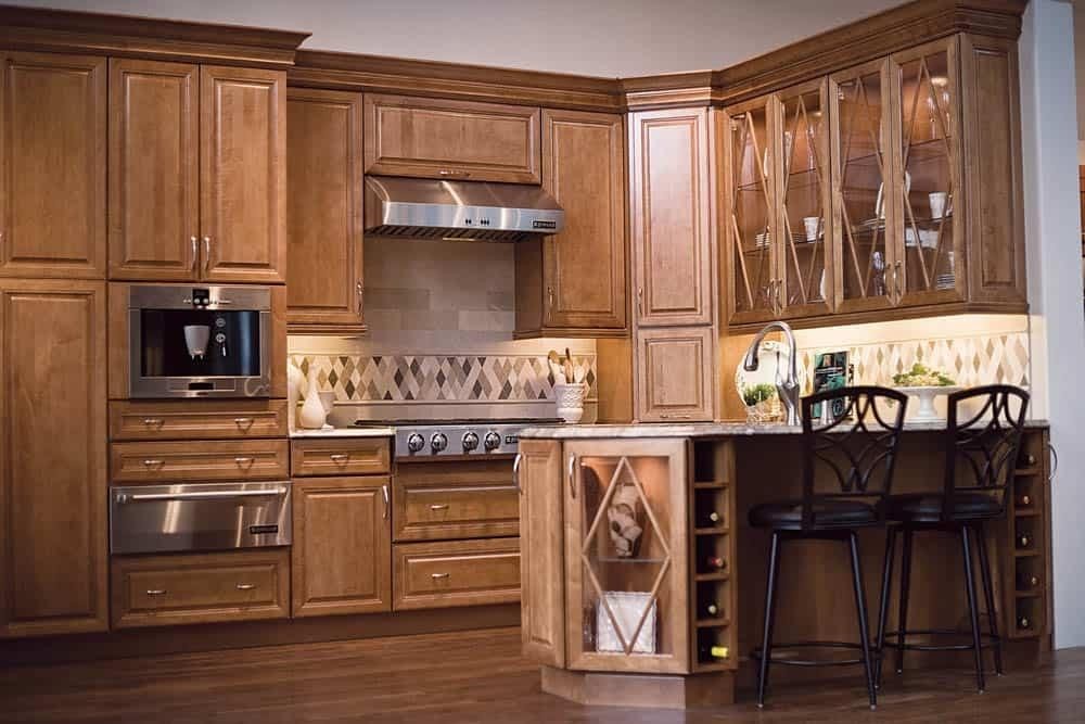 Tủ bếp gỗ hương xám: Với màu xám trầm lắng, tủ bếp gỗ hương xám sẽ mang đến không gian bếp của bạn vẻ đẹp tinh tế và thời thượng. Sản phẩm được làm từ chất liệu gỗ tự nhiên cao cấp, đảm bảo độ bền và sự an toàn trong sử dụng.